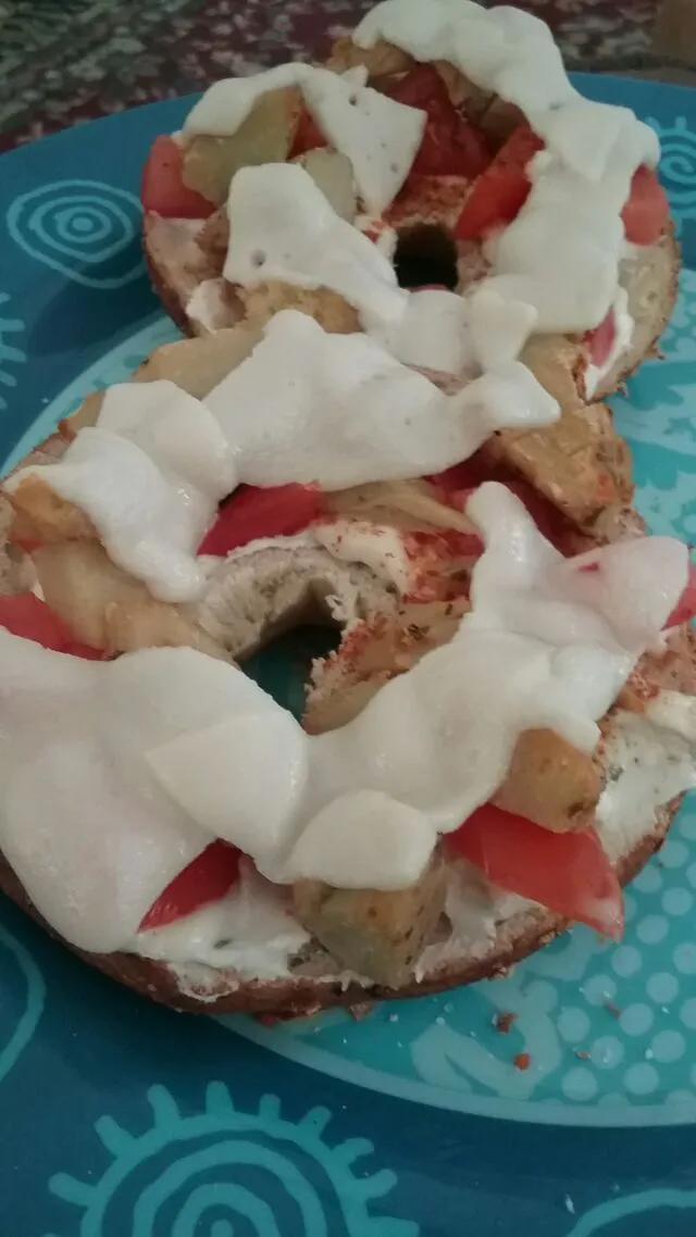 cinnamon sugar bagel with grilled artichokes,  crm chz, mayo, tomatoes,  and mozz chz.|Polly Gelfusoさん