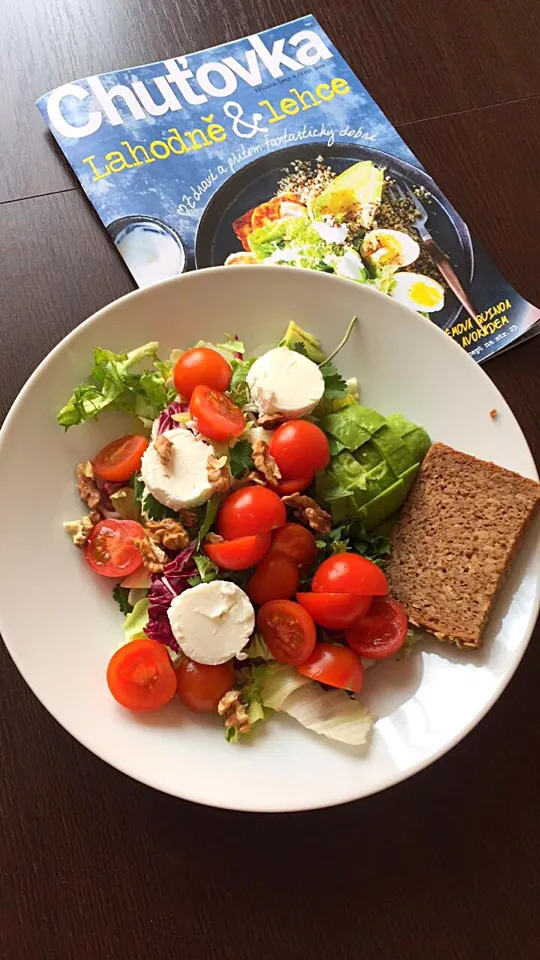 Salátek s rajčaty, kozím sýrek, avokádem a vlašskými ořechy #salad #avocado #tomatoes #goatcheese #nuts|LucieFoodさん