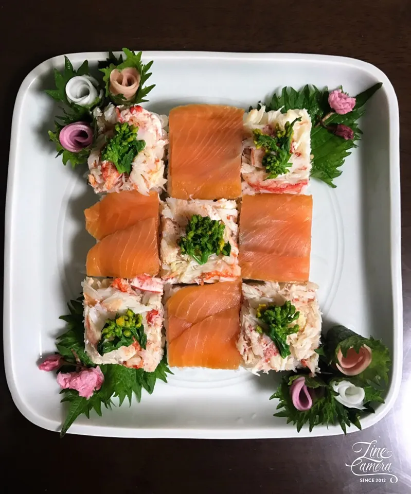 🌸春の押し寿司🌸
🦀蟹と🐟スモークサーモン
北海道から🦀送って頂きました😭|とんちんさん