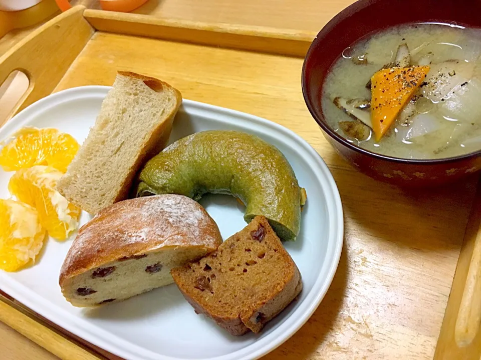 「パンと農園種と土」色んなパン🍞🥐🥖と、具沢山なミソスープ|かわちさん