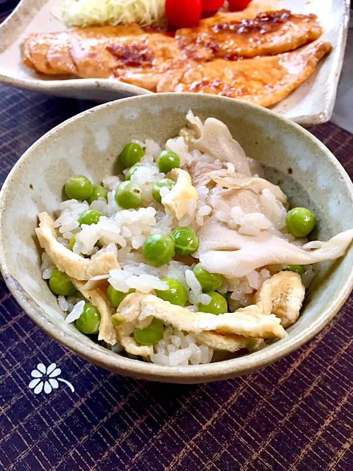 うすいえんどうの豆ごはん 舞茸と油揚げで炊き込みごはんに🌸|tachiさん