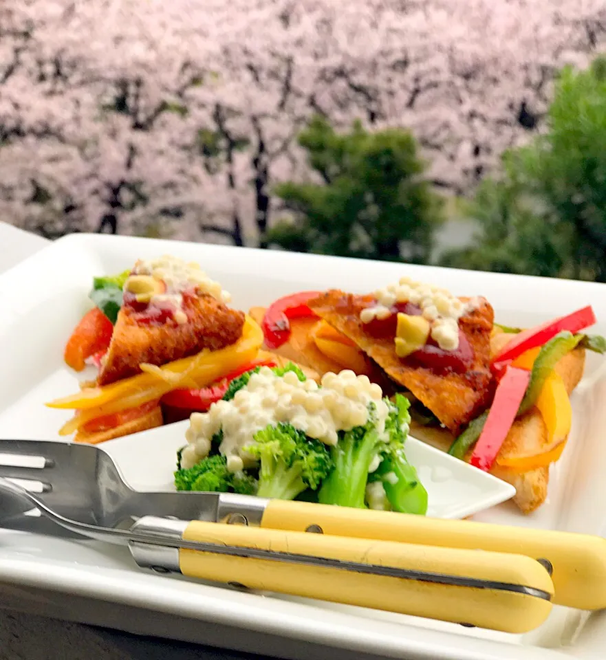 遅く起きた朝は
ブランチ❣️パンの上にパプリカ炒めとフライドチキン乗せて、クスクス入りのドレッシングを作りトッピンgood❣️|シュトママさん