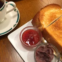 ドミニカ共和国の珈琲は酸味もあって華やかな感じとトースト。ふかふかで美味しい〜っ|naomiさん