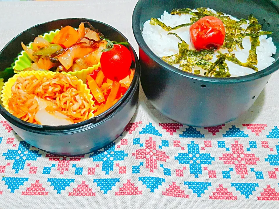 Snapdishの料理写真:お弁当。にんじん醤油バターと焼きそばと野菜と魚のオイスター炒め。|エリカさん