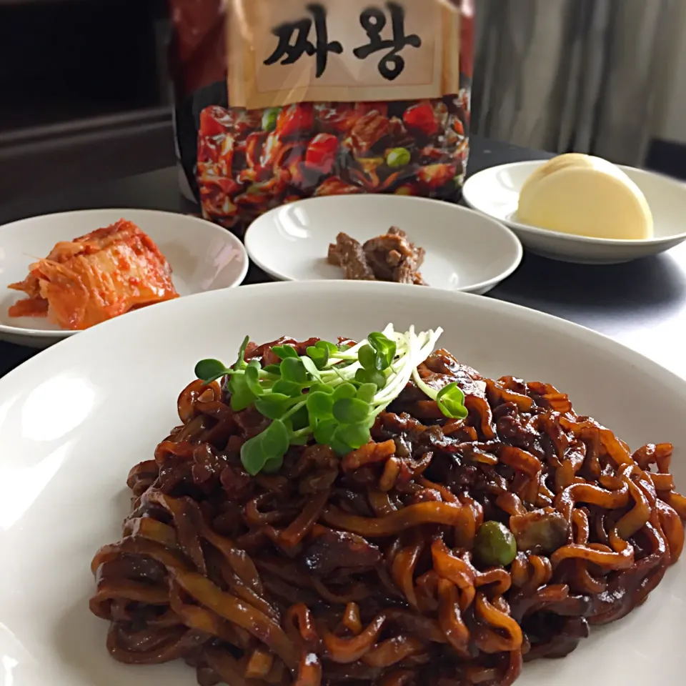 Snapdishの料理写真:インスタントのチャジャンミョン
#자장면 #ジャージャー麺|ヨッチャンさん