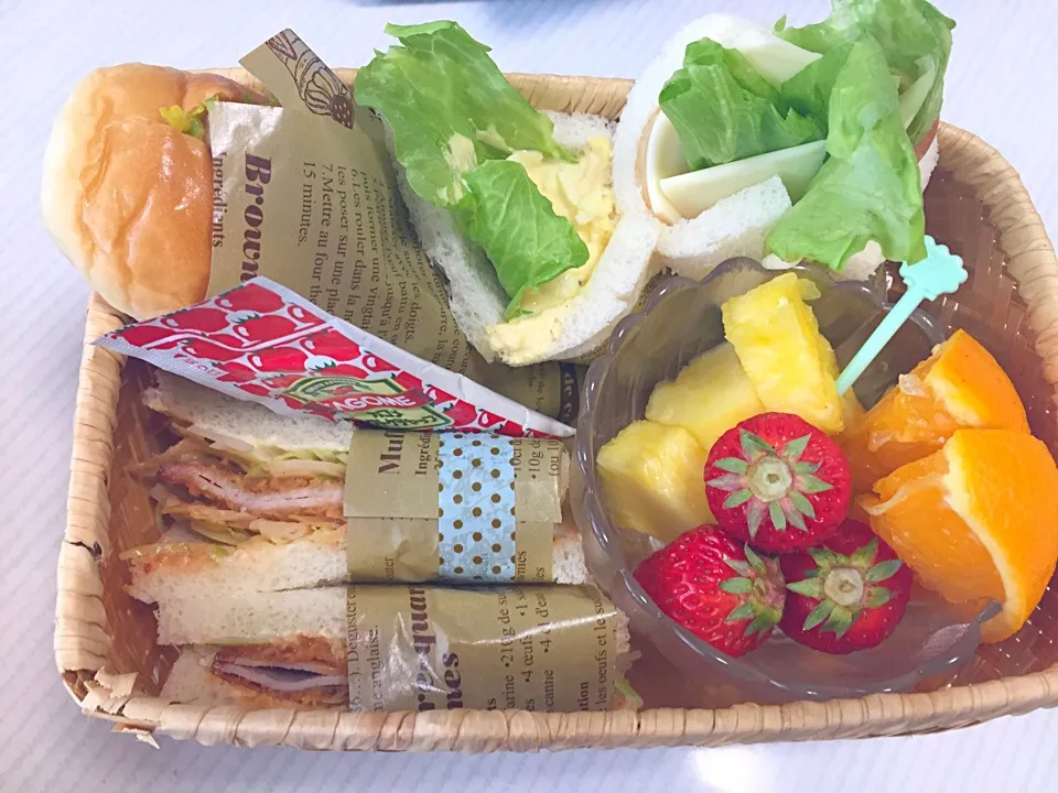 サンドイッチ弁当🌸 #サンドイッチ #お花見 #ハムカツサンド #ホットドッグ #フルーツ #タマゴサンド|みぃさん