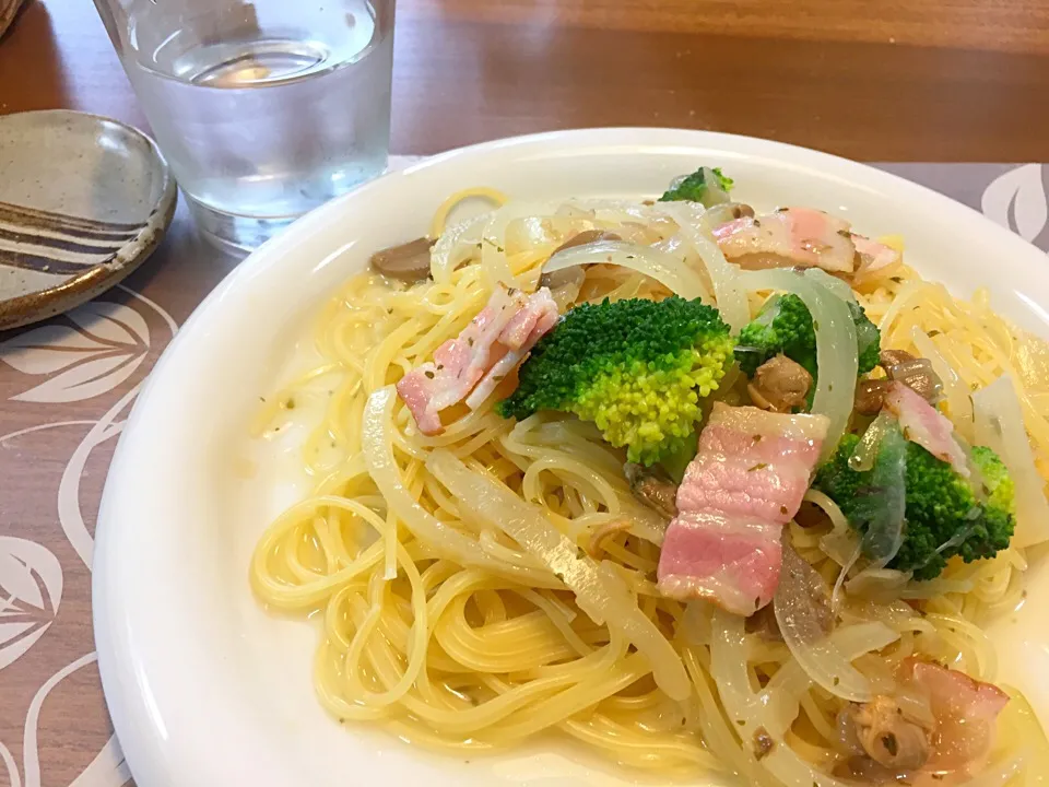 日曜日の昼ごはん
ベーコンとブロッコリーと玉ねぎとマッシュルームとあさりのパスタ|かよちゃんさん