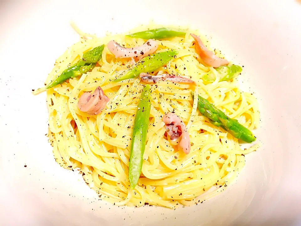 余ったイカの塩辛で
アスパラとイカのクリームパスタ🍝|keychanさん