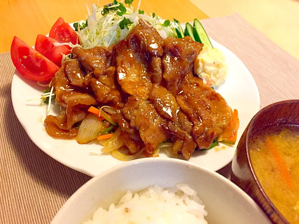 豚のしょうが焼き・野菜炒め・サラダ・ごぼうとにんじんのみそ汁|maronyaさん