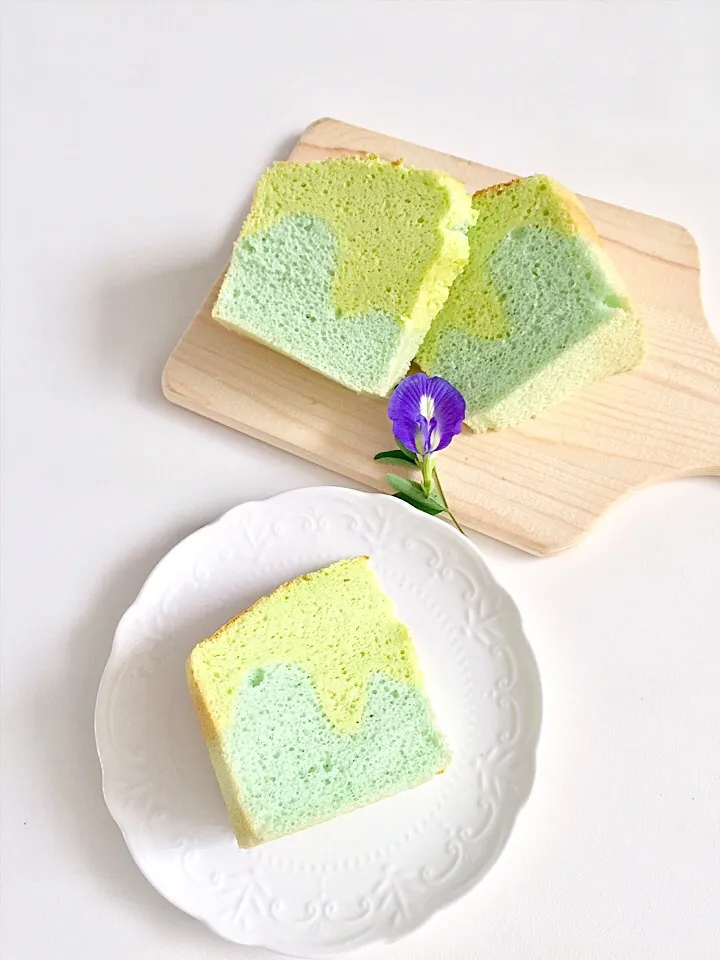 Snapdishの料理写真:Pandan and blue pea flower chiffon cake|12Dragonさん