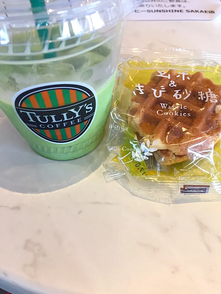 Snapdishの料理写真:宇治抹茶ラテ 玄米&きび砂糖のワッフルクッキー #TULLY'S COFFEE|himeさん