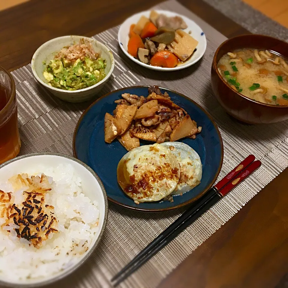 4.9
・なめこ豆腐味噌汁
・新玉ねぎのチーズおかかめんつゆ
・アボカドと山葵醬油和え|たまさん