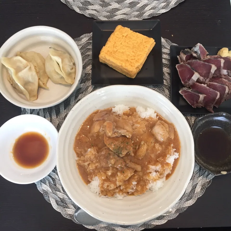 カレー、カツオのお刺身、餃子、卵焼き。食べ合わせとかは気にしない❤️|satomicanさん