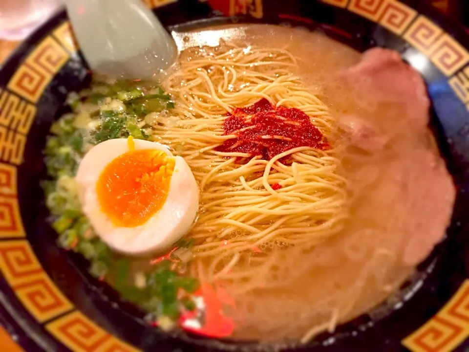 養鶏場じゃない方の一蘭なう！TSTの方が屋台村っぽい雰囲気なので味も美味しく感じる希ガス。カエダマチョウカタデ。と日本語で復唱。ただ受付が毎回クソ対応で人の話を全く聞いてない。後トイレが汚い、が設備は最新鋭。オーダーシステムはアナログとデジタルのミックスで優秀。ただ日本語と韓国語が同じ紙、繁体字と英語が同じ、が簡体字版|榎本大輔 (Dice-K.Enomoto)さん