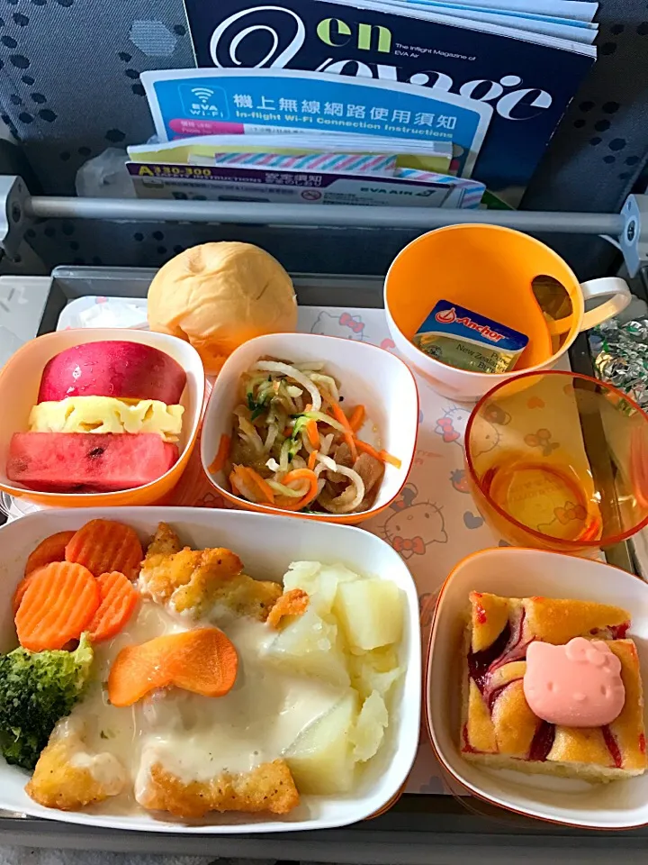 エバー航空の機内食 キティちゃん♪|ともこさん