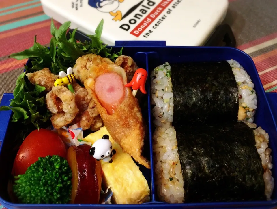 新学年初🎶
小2息子のお弁当💕

＃お弁当#おにぎり弁当 #塩唐揚げ #卵焼き#さつまいものレモン煮 #ソーセージを餃子の皮で巻いて揚げてみた|Tsukiさん