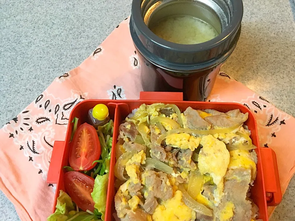 Snapdishの料理写真:☆4/10今日のお弁当☆〜豚丼どーん、サラダ、味噌汁付き〜|Satokoさん