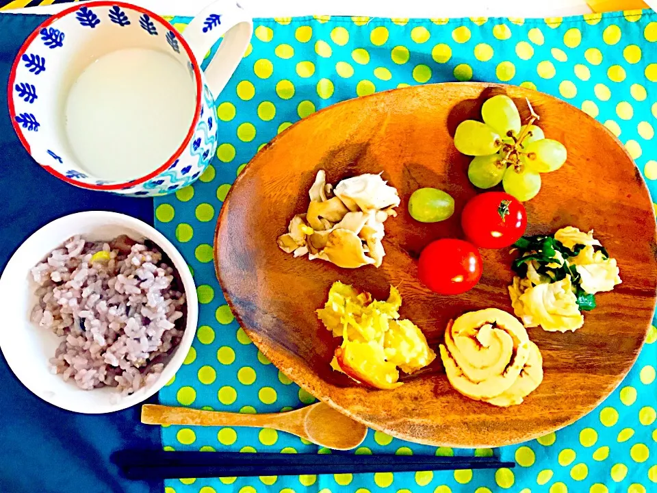 breakfast
鶏だし生姜粥
伊達巻
ミニトマト
焼き芋
ゆで舞茸
ニラとキャベツ炒め
葡萄|monaさん