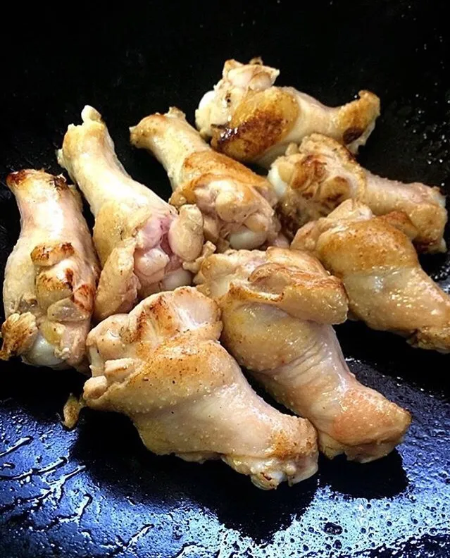 🍗中華鍋で手羽元を焼いてる状態|ガク魁‼︎男飯さん