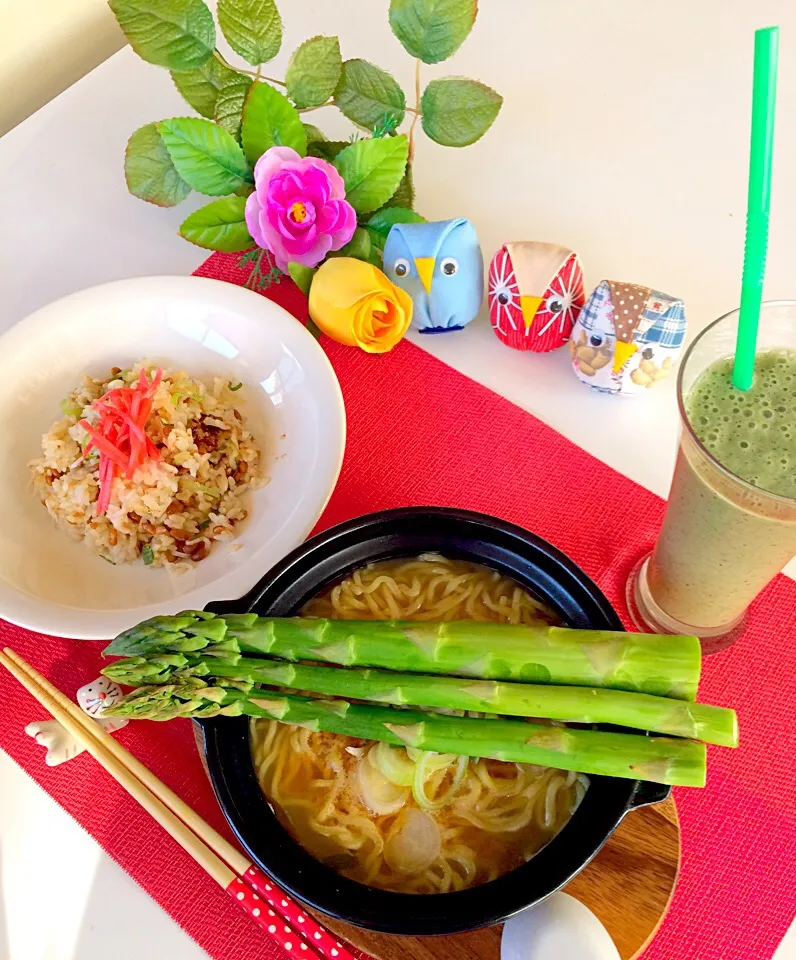 Snapdishの料理写真:幸せ朝ごはん出来たよ〜〜(^.^)
小鍋ちゃんで、アスパラどど〜〜んとラーメン🍜旨旨〜〜🤗✌️
小納豆チャーハン👍💖
美味〜〜い( ◠‿◠ )|はみちゃんさん