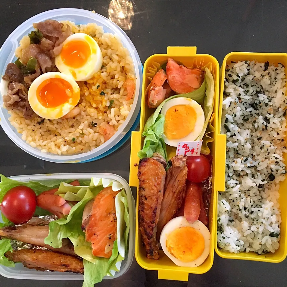 Snapdishの料理写真:娘とわたしのお弁当 。娘は固ゆで、わたしは半熟。
わたしは昨日の残りの炒飯で|Emi N Maruyamaさん