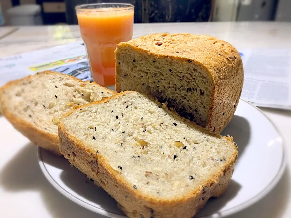 Snapdishの料理写真:breakfast, home made bread with jus|drcmealさん