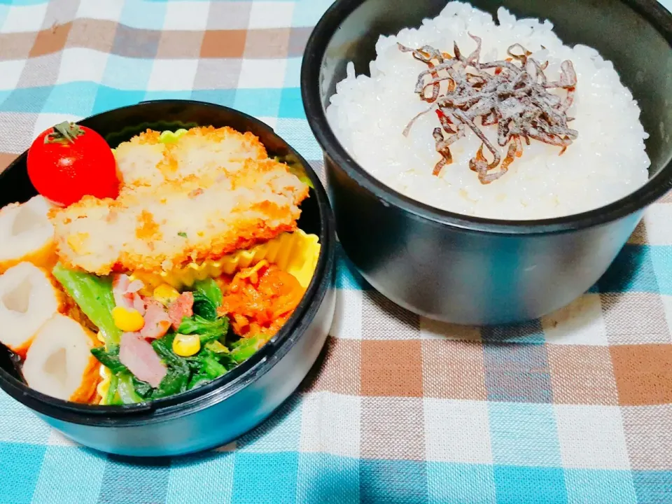 お弁当。コロッケとほうれん草ベーコンともやしカレーとごぼ天。|エリカさん