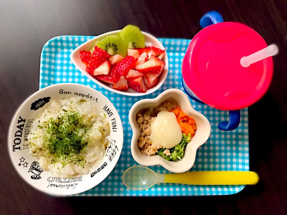 Snapdishの料理写真:4/10❁息子離乳食 朝ごはん☀️
五目混ぜご飯＋青のりかけ
野菜と鶏そぼろのホワイトソース
いちご&キュウイヨーグルト|つんさん