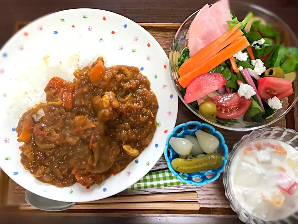 #バーミキュラ で#無水カレー　 (๑´ڡ`๑)♡#鎌倉野菜のサラダ#朝からガッツリ|たんさん