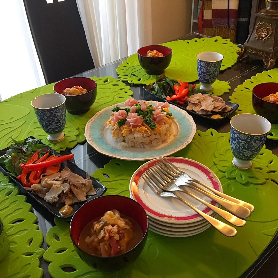 お花見弁当〜〜雨でホームパーティになっちゃった💦
#ロールキャベツ#デコちらし#豚肉塩釜焼き#キッシュ#シャトルシェフ|Mehco Coconutvanillaさん