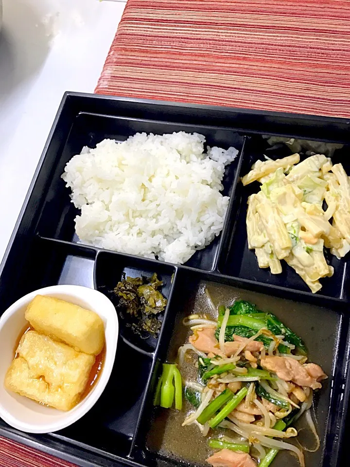 Snapdishの料理写真:今日の日替わりお弁当
鶏と小松菜の炒め物、揚げ出し豆腐、卵サラダ|山崎 純子さん