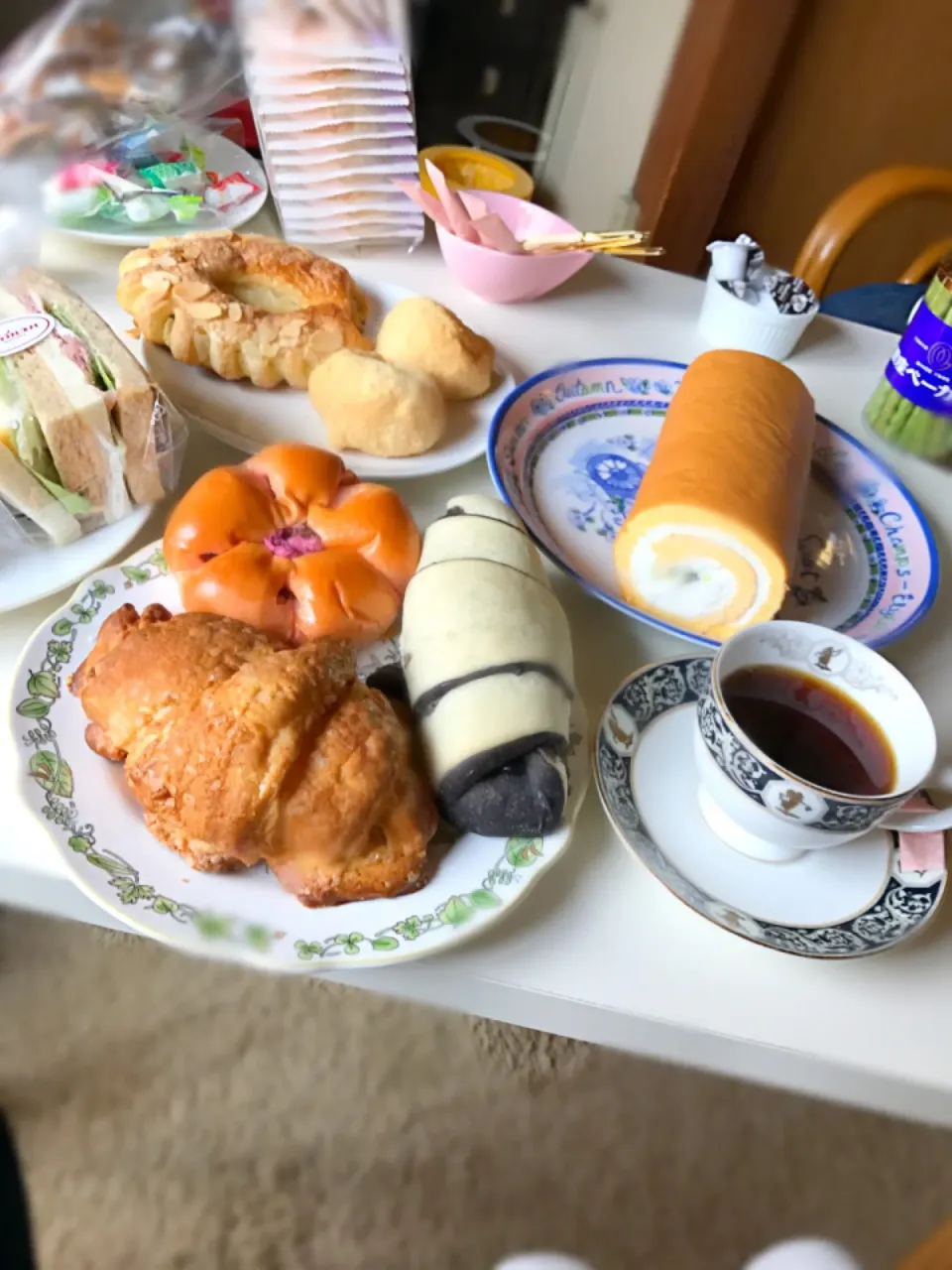 持ち寄りランチ
私は ロールケーキ持参です♡|sakiさん