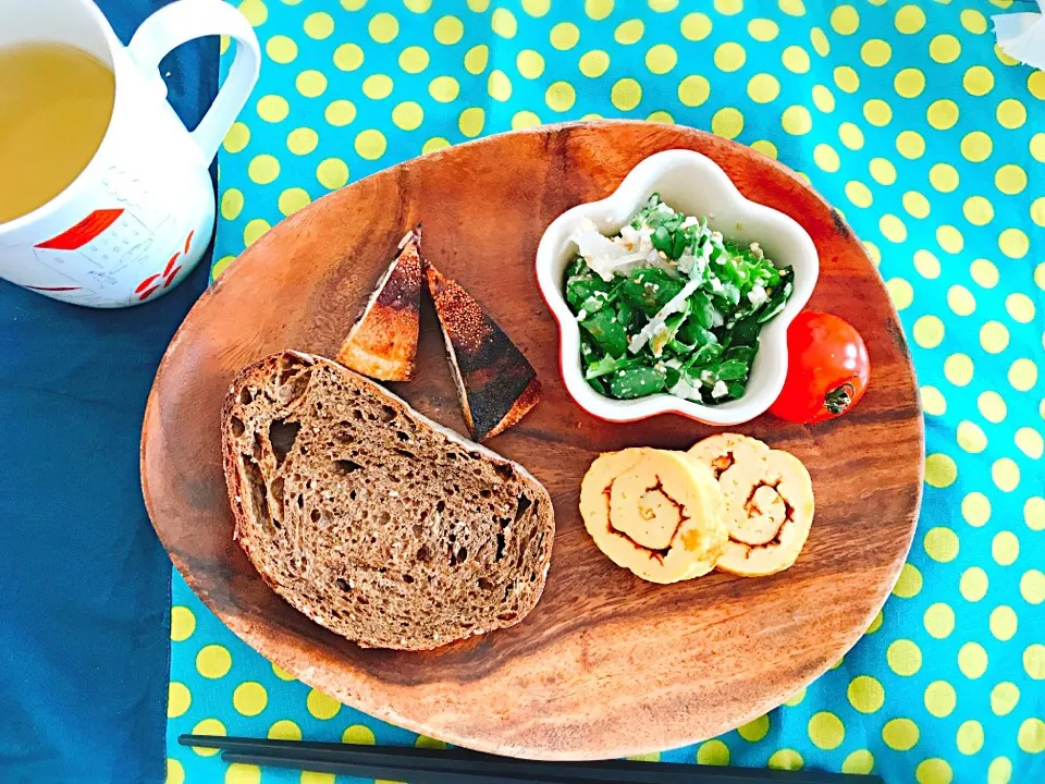 lunch
ハードパン
黒豆お焼き
伊達巻
ミニトマト
春菊と大根と豆腐の和風サラダ
ハーブティ
#膵炎生活 #薄味 #ひるごはん#ランチ#おしゃれに|monaさん