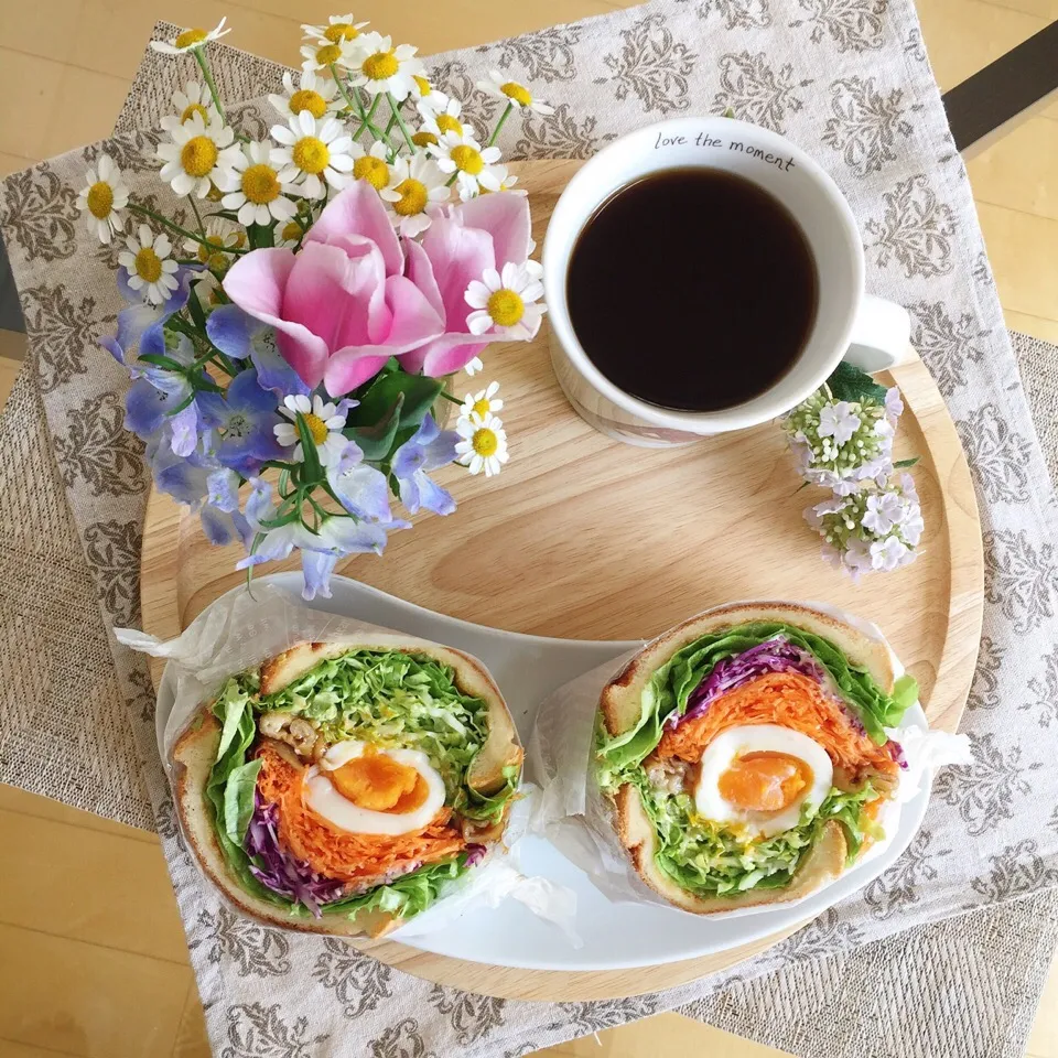 Snapdishの料理写真:4/10❤︎鶏皮焼き鳥&半熟たまご野菜たくさんamoサンド❤︎|Makinsさん