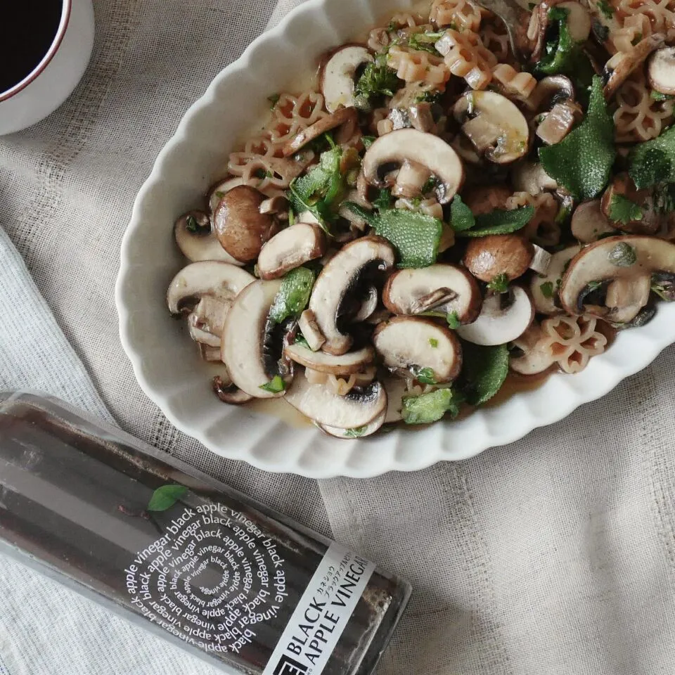 Snapdishの料理写真:Mushroom salad with black apple vinegar, caper and parsley／ブラックアップルビネガーでマッシュルームのサラダ|まちまちこさん