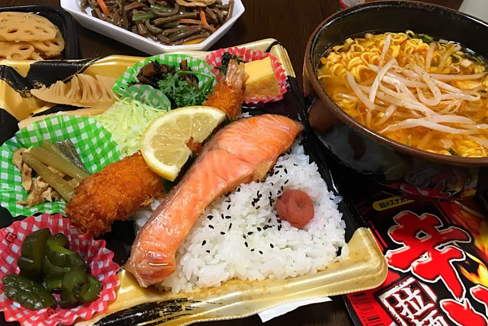 昼ごはん    ボリュームたっぷり さけ弁当380円    カップ麺を丼でつくろう！ 「スナシオ 辛い！拉麺」|ぽんたさん