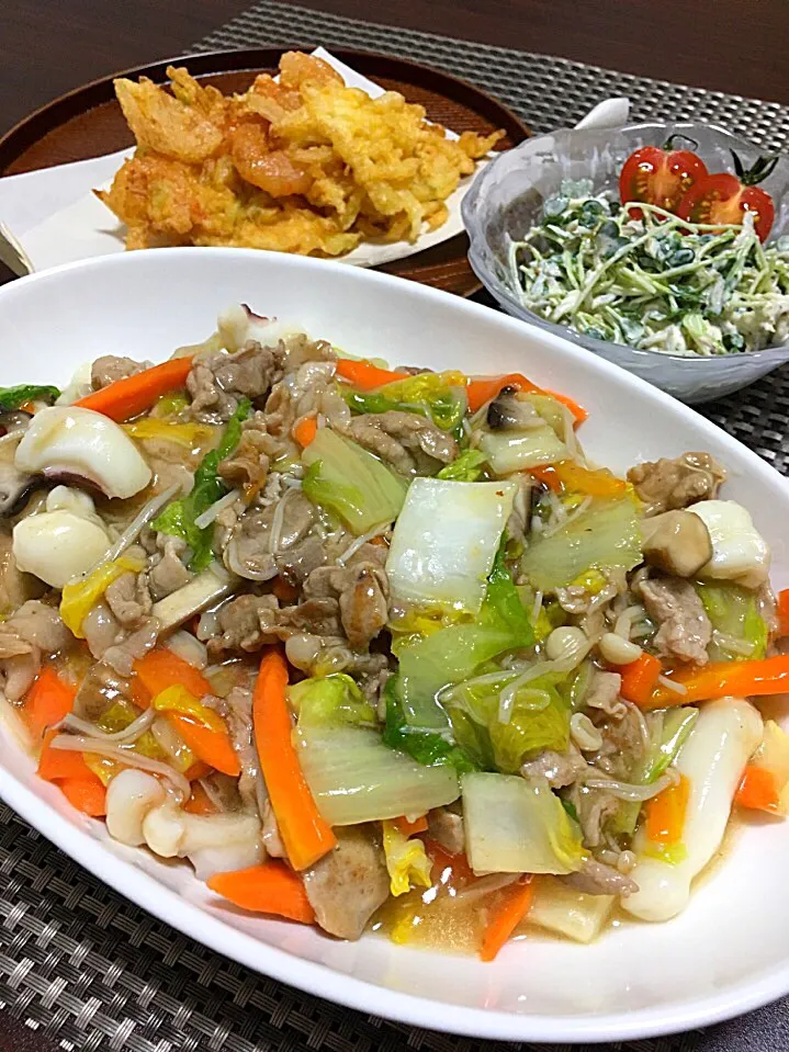 Snapdishの料理写真:豚肉と色々野菜の うま煮
新タマネギとエビのかき揚げ
カイワレとシラスのサラダ|みっきーさん