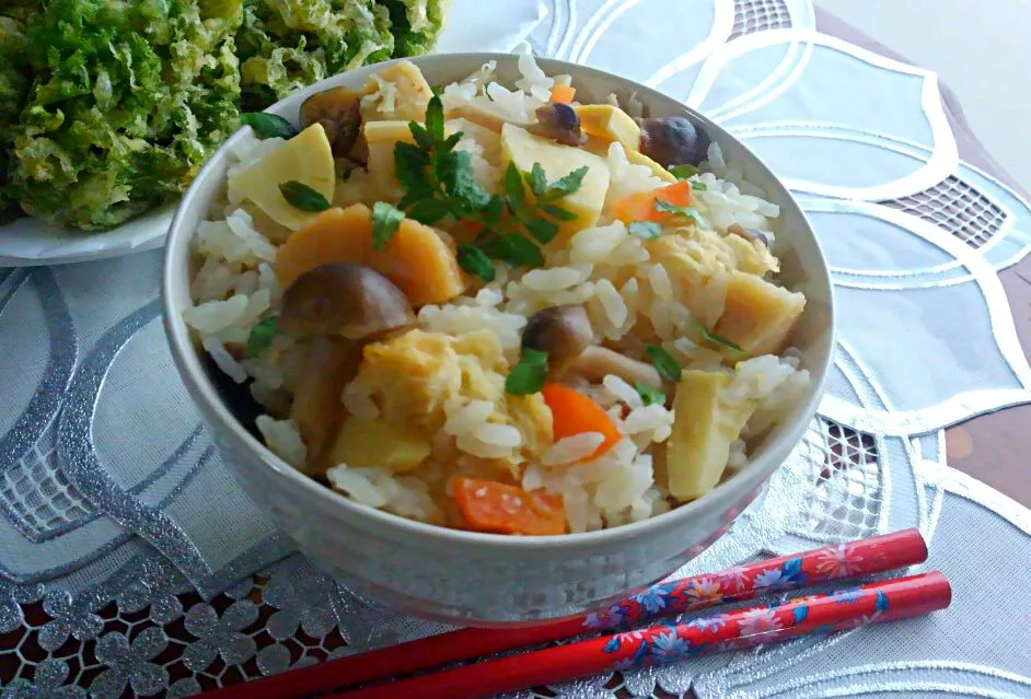 ｢🍚味噌の炊き込み御飯｣…大皿に盛って、もっと華やかにすれば良かったなぁ＾＾♪木の芽の香りが、とっても良く合うヨ★～(具材は筍、帆立、シメジ等…)|*ママちゃん*さん