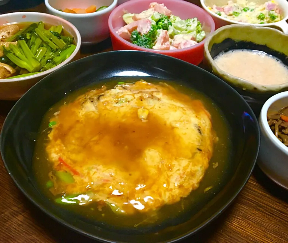 晩ごはん  カニかま玉≧(´▽｀)≦  とろろ芋   かき菜と油揚げの煮浸し アボカド🥑ブロッコリー・トマト🍅のサラダ ゼンマイの煮物 蓮根のきんぴら ポテトサラダ オクラ納豆 ワカメと玉ねぎの味噌汁 雑穀ごはん|ぽんたさん