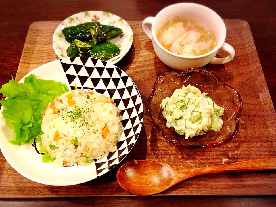 ガーリック炒飯🍽じゃがりこサラダ💛胡瓜と大葉のゴマ和え💚ワンタン春雨スープ|ともさん