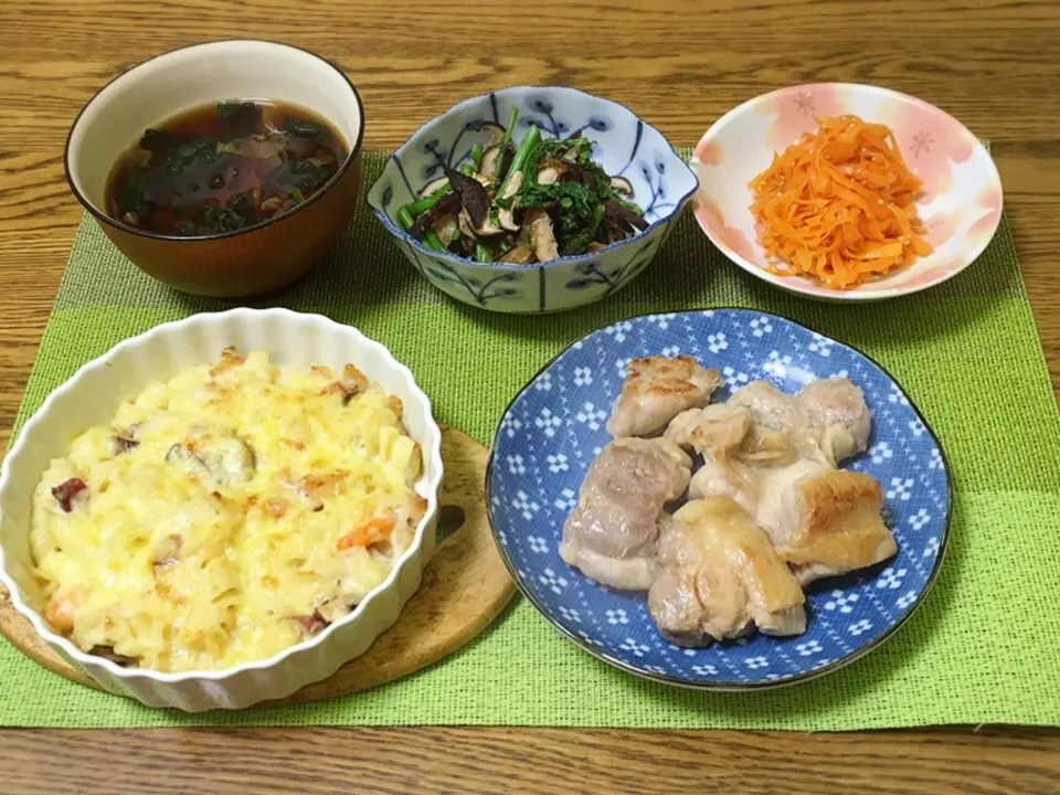 お味噌汁・からし菜と焼き椎茸のおかか和え・にんじんのナムル・鶏肉のソテー・マカロニグラタン|美也子さん