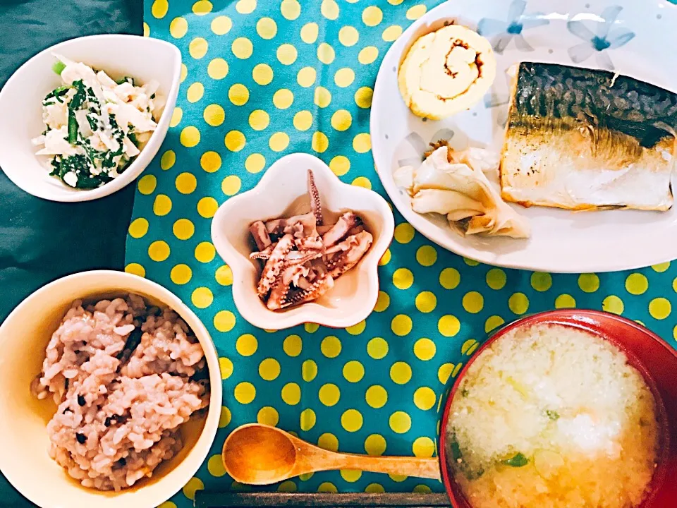 Snapdishの料理写真:dinner 
鶏だし生姜粥
つみれの味噌汁
塩サバ
春菊と大根と豆腐の和風サラダ
茹で酢イカ
伊達巻
#薄味 #膵炎生活#よるごはん#おいしい|monaさん