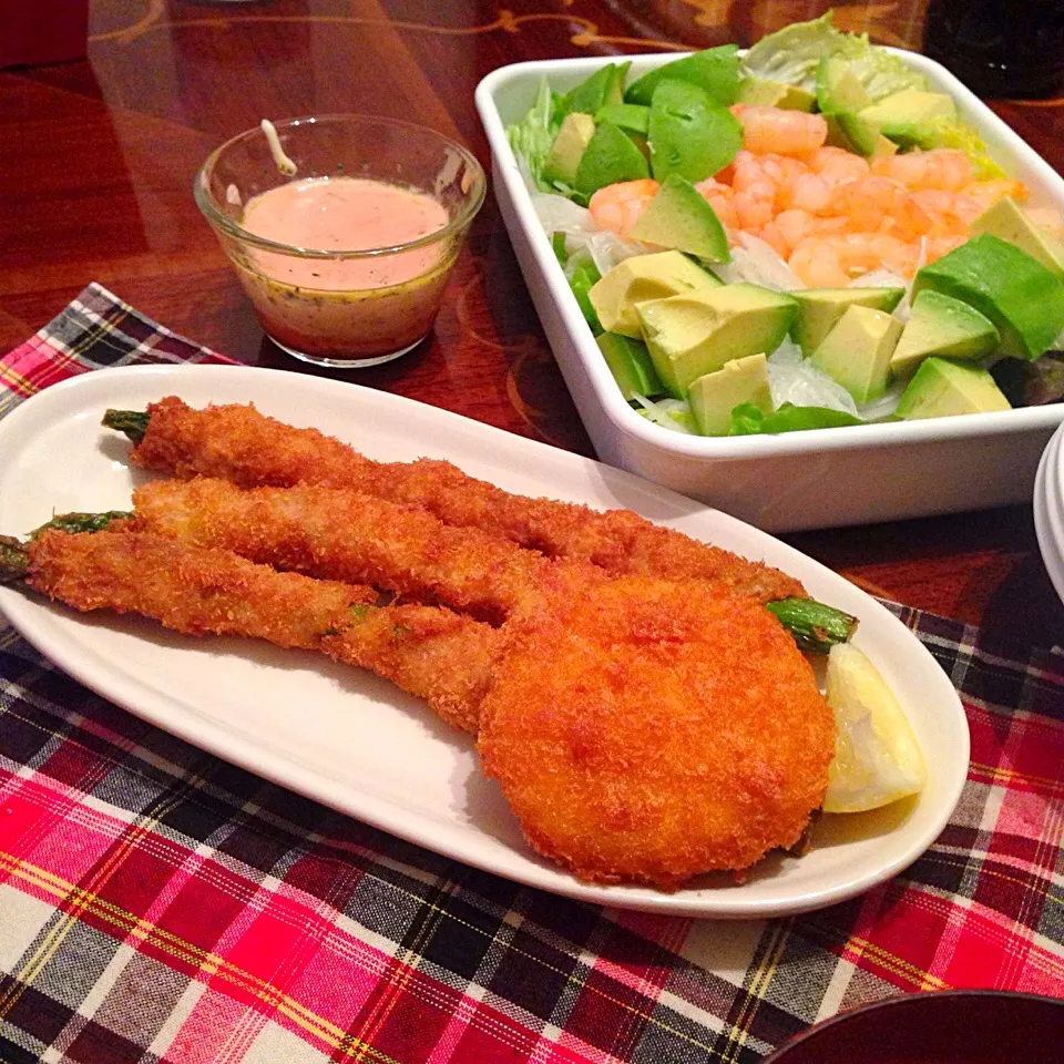 今日の晩御飯(๑´ڡ`๑)アスパラの豚肉巻きフライ、蟹クリームコロッケ、海老アボカドサラダ|ちゃたままさん