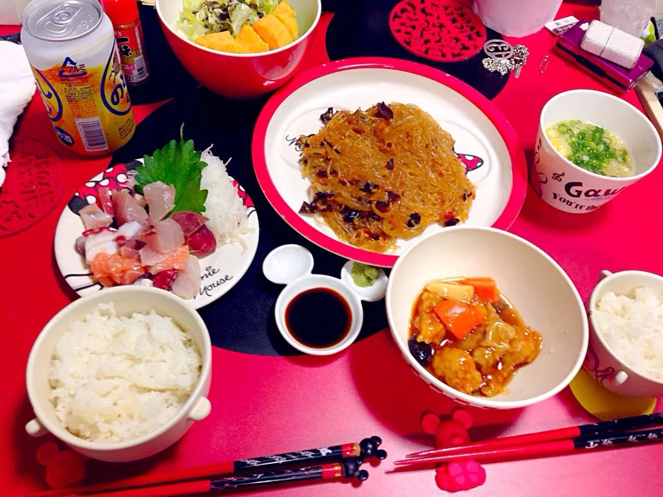 Snapdishの料理写真:きゃべつさらだたまごやきのせ
さしみ
まーぼーはるさめ
すぶた
みそしる|ミッキーまうすさん