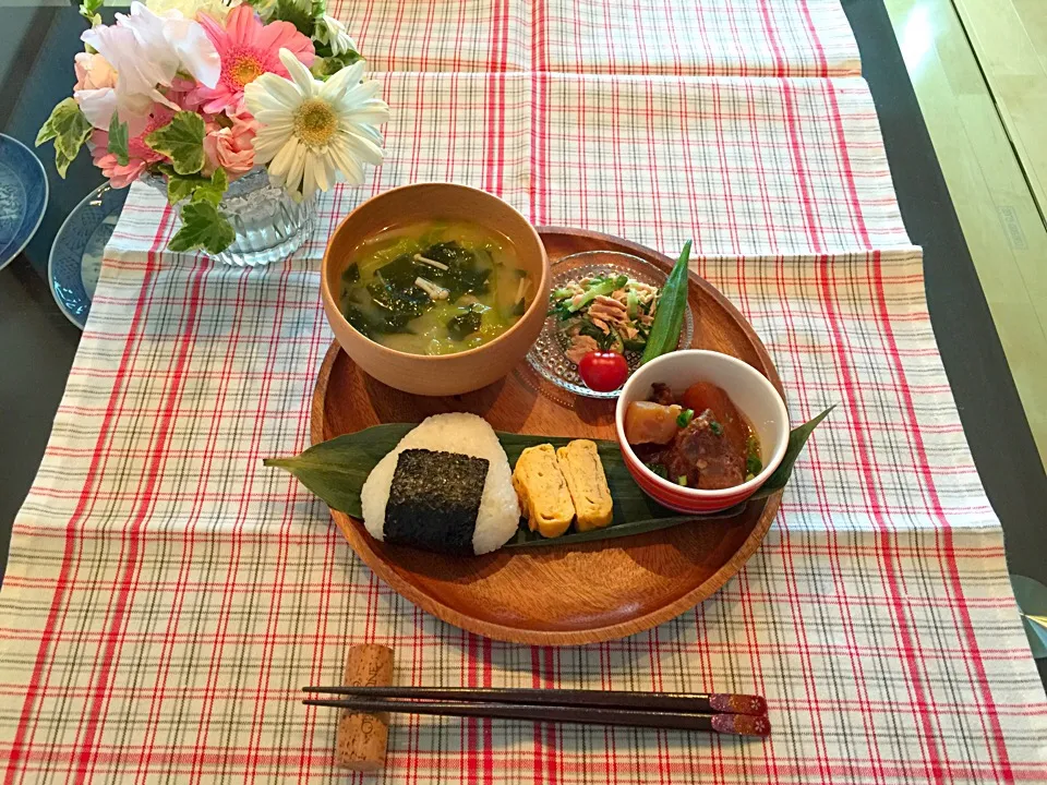 おにぎり お味噌汁
牛スジ大根 玉子焼き
キュウリとツナのサラダ|Hitomiさん