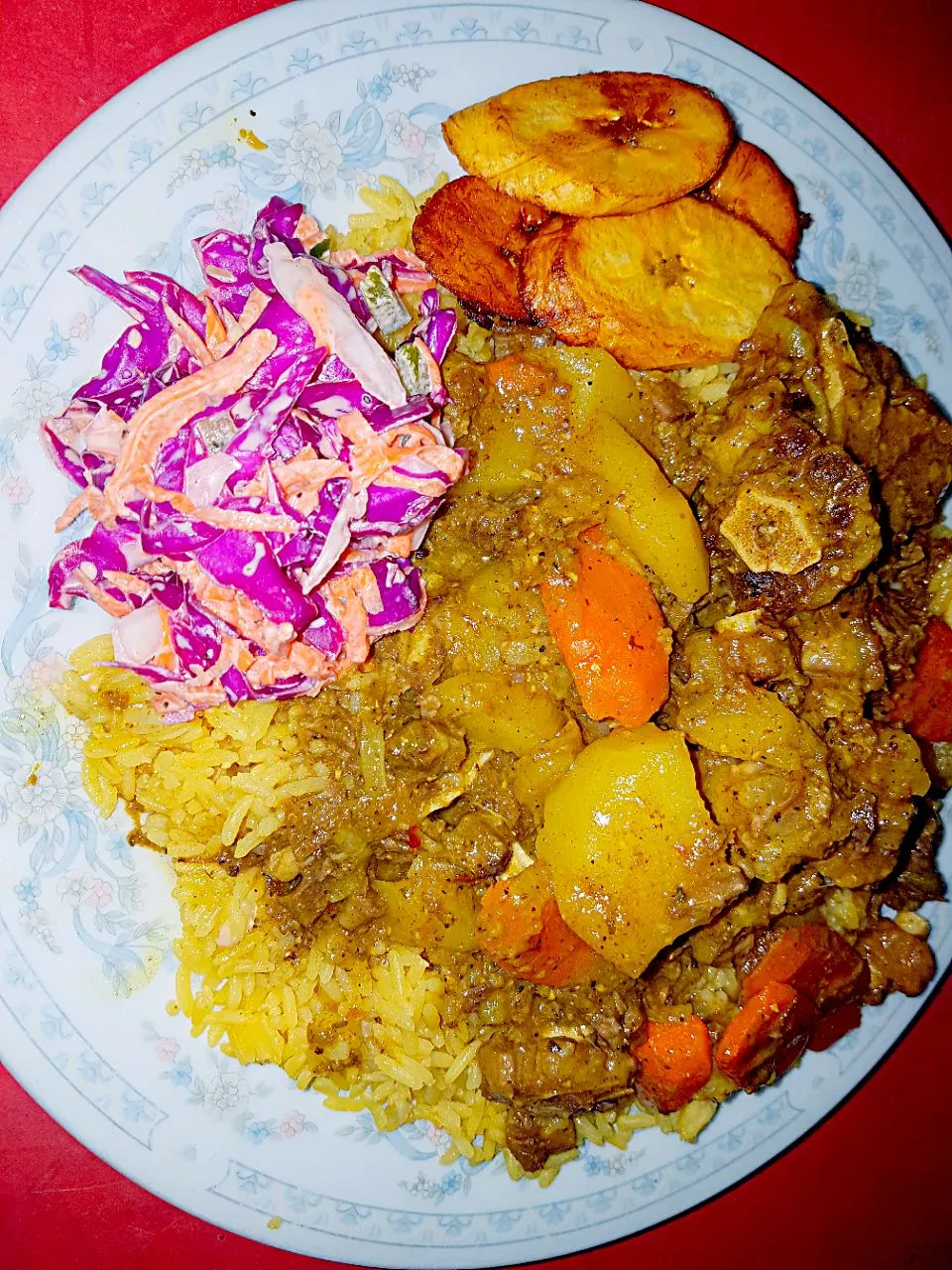 Curried Oxtail with Yellow Rice Purple Cabbage and Carrots Slaw and Fried Plantains.|Juan Simmsさん