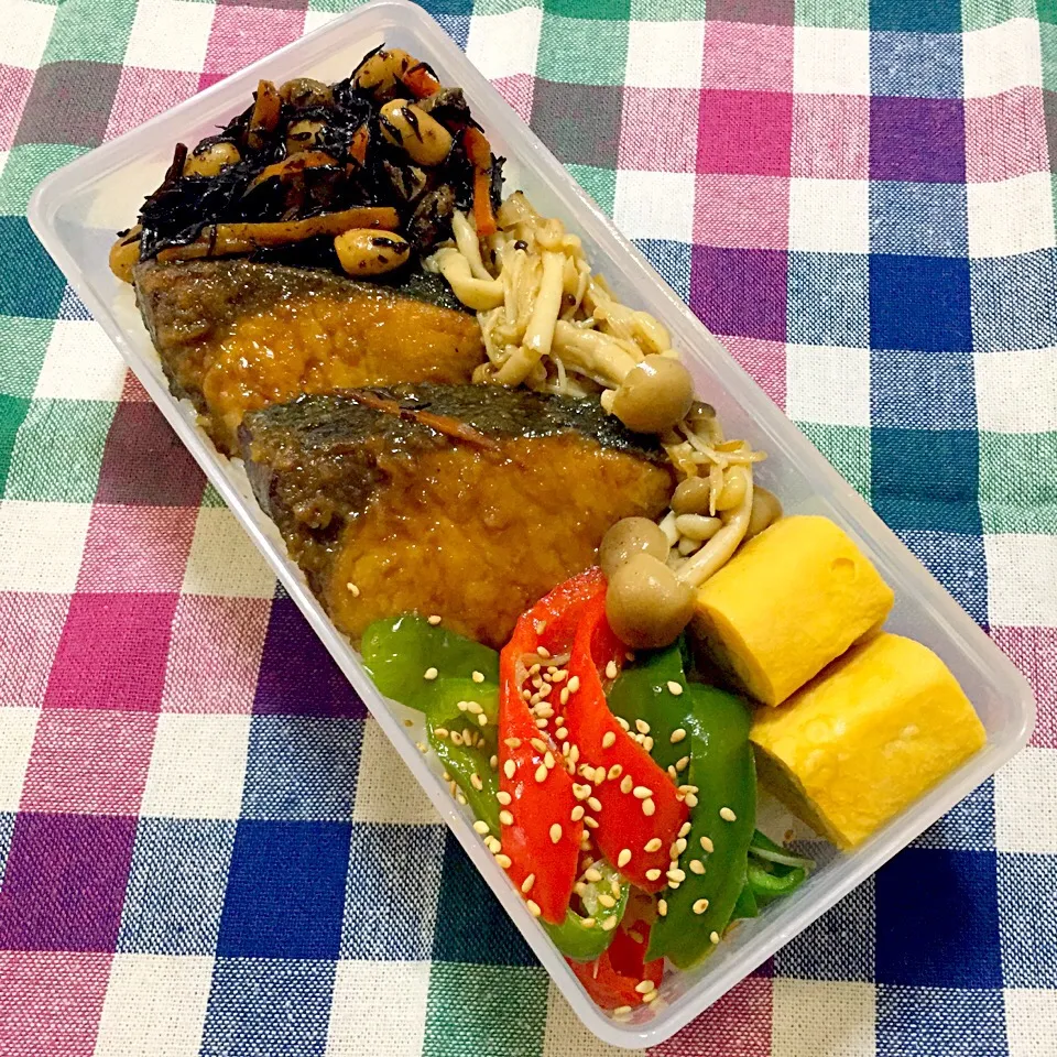 Snapdishの料理写真:きょうのお弁当
#のっけ弁 
#お弁当
#鰤の照り焼き 
#ひじき煮 
#卵焼き 
#ピーマンの炒め物 
#きのこのバター炒め|かすみんさん