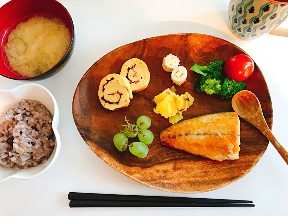 breakfast 鶏だし生姜粥 すり身の味噌汁 塩サバ ゆでブロッコリー ミニトマト やきいも 葡萄 伊達巻 チーズちくわ#膵炎生活 #薄味#今日もノンオイル#ノンオイル#あさごはん#メニュー#おいしかった|monaさん