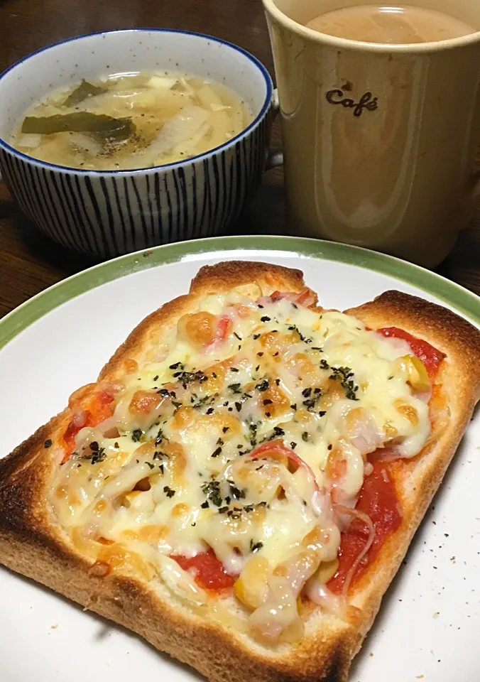 朝ごはん カニカマコーンマヨチーピザトースト  ワカメと玉ねぎの味噌汁 豆乳ラテ|ぽんたさん