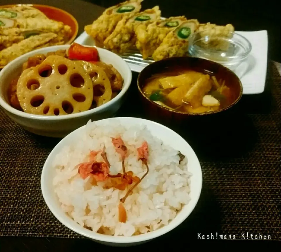 桜ご飯炊きました🌸いい香り～(*˘︶˘*).｡.:*🌸
●桜ご飯
●油揚げと水菜のお味噌汁
●炒り鳥
●アスパラ入り竹輪の磯辺揚げ|Kashimanakitchenさん